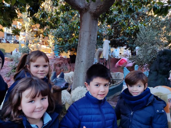 Visita al Belén y Envío de Cartas en Correos